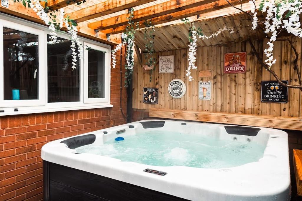 Elegant 2 Bed With Hot Tub And A Host Of Amenities Villa Liverpool Exterior photo